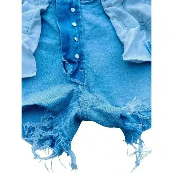 Women’s Gap Cheeky Shorts High Rise Distressed •Size 6•Light Wash•Botton Fly• - Picture 6 of 11